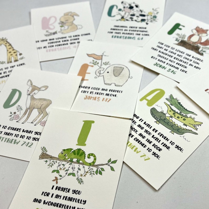 Op de afbeelding: Een set alfabetkaarten met dieren en bijbelteksten. Elke kaart heeft een kleurrijke illustratie van een dier, een letter van het alfabet en een bijbeltekst. De kaarten zijn gedrukt op wit karton en zijn perfect om kinderen het alfabet en de bijbel te leren.