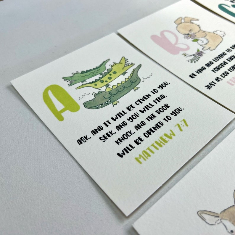 Op de afbeelding: Een groene en gele letter A met een stapel van drie groene alligators. De tekst "ASK. AND IT WILL BE GIVEN TO YOU. SEEK, AND YOU WILL FIND. KNOCK, AND THE DOOR WILL BE OPENED TO YOU. MATTHEW 7:7" staat onder de alligators.