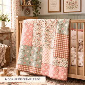 K&ouml;nnte beinhalten: Eine Patchwork-Babydecke mit verschiedenen Blumen- und Vichy-Karomustern in Altrosa, Salbeigr&uuml;n und Wei&szlig;. Die Decke h&auml;ngt &uuml;ber der Seite eines Holzkinderbetts und zeigt eine gesteppte Struktur sowie eine weiche, texturierte Stoffoberfl&auml;che.