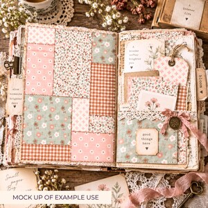 K&ouml;nnte beinhalten: Ein offenes Sammelalbum mit Seiten, die mit Patchwork-Mustern aus Blumen-, Vichy- und Punktedrucken in Rosa-, Gr&uuml;n- und Braunt&ouml;nen verziert sind. Die Seiten enthalten Papieranh&auml;nger mit dem Text 'slow moments brighter days' und 'good things here'.