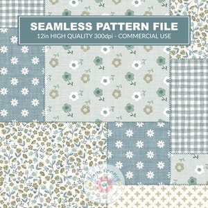 Op de afbeelding: Een naadloos patroonbestand met een patchworkontwerp van saliegroene, stoffig blauwe en witte bloemen-, ruitjes- en kruismotieven. De tekst SEAMLESS PATTERN FILE 12in HIGH QUALITY 300dpi - COMMERCIAL USE staat gecentreerd bovenaan de afbeelding.