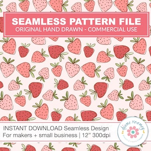 Puede incluir: Diseño de patrón sin costuras con fresas dibujadas a mano en tonos rojos y rosas sobre un fondo rosa claro. El diseño incluye el texto "SEAMLESS PATTERN FILE" y "ORIGINAL HAND DRAWN - COMMERCIAL USE".