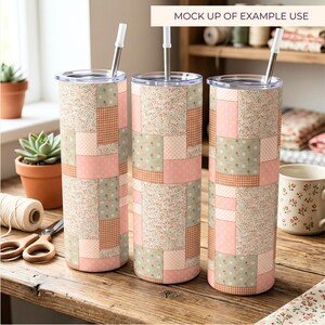 K&ouml;nnte beinhalten: Drei hohe zylindrische Trinkbecher mit einem Patchwork-Design aus zartrosa, salbeigr&uuml;nen und wei&szlig;en Blumen- und Vichy-Karomustern. Jeder Becher hat einen durchsichtigen Deckel und einen geraden Metallstrohhalm, der oben eingesteckt ist.