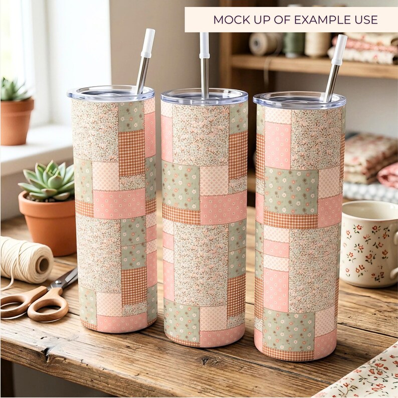 K&ouml;nnte beinhalten: Drei hohe zylindrische Trinkbecher mit einem Patchwork-Design aus zartrosa, salbeigr&uuml;nen und wei&szlig;en Blumen- und Vichy-Karomustern. Jeder Becher hat einen durchsichtigen Deckel und einen geraden Metallstrohhalm, der oben eingesteckt ist.