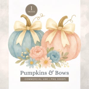 以下が含まれることがあります： 水彩画イラスト。リボンとフラワーアレンジメントが付いた2つのカボチャ。1つは水色、もう1つはピーチ色。テキスト「Pumpkins & Bows」が含まれています。