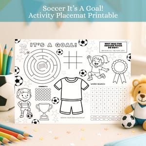 Peut inclure: Un set de table d'activités blanc avec le texte "Soccer It's A Goal!" et divers jeux et activités sur le thème du football. Comprend un labyrinthe, un morpion, une recherche de mots et une section pour concevoir son propre kit de football.