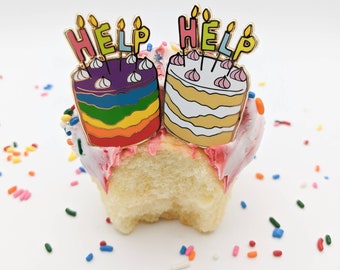 AIUTO Aiuto Compleanno Felice Compleanno Torta Smalto Pin Regalo Motivazionale Umore Divertente Simpatia Saluto Biglietto di Compleanno