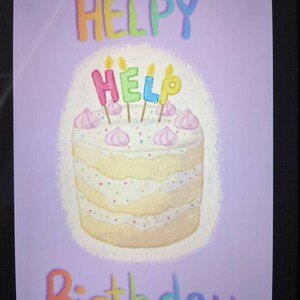 K&ouml;nnte beinhalten: Eine skurrile Illustration eines mehrst&ouml;ckigen Kuchens mit Kerzen, die das Wort &bdquo;HELP&ldquo; bilden. Die Worte &bdquo;HELPY&ldquo; und &bdquo;Birthday&ldquo; stehen in Regenbogenfarben &uuml;ber und unter dem Kuchen auf einem lavendelfarbenen Hintergrund.