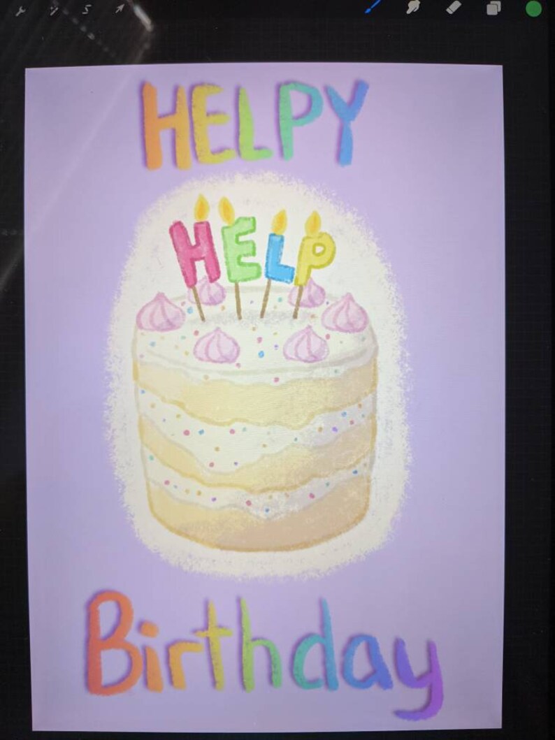 K&ouml;nnte beinhalten: Eine skurrile Illustration eines mehrst&ouml;ckigen Kuchens mit Kerzen, die das Wort &bdquo;HELP&ldquo; bilden. Die Worte &bdquo;HELPY&ldquo; und &bdquo;Birthday&ldquo; stehen in Regenbogenfarben &uuml;ber und unter dem Kuchen auf einem lavendelfarbenen Hintergrund.