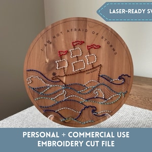 SVG "Non ho paura delle tempeste" Modello di ricamo di piccole donne per taglio laser, file di taglio Glowforge, file di taglio personalizzato, file digitale