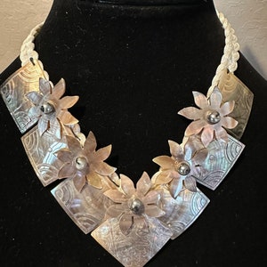 Mother of pearl shell flower necklace image 3