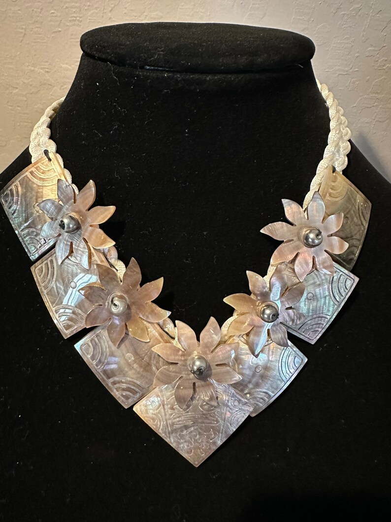 Mother of pearl shell flower necklace image 3