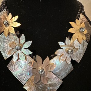 Mother of pearl shell flower necklace image 4