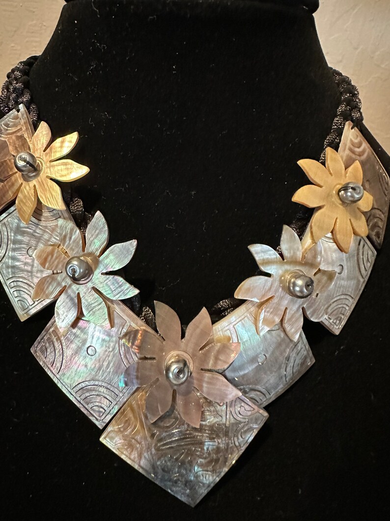 Mother of pearl shell flower necklace image 4