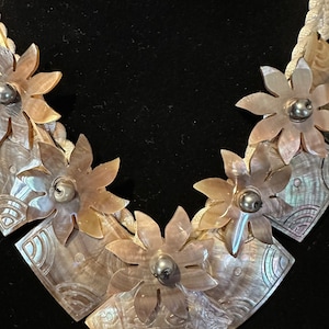 Mother of pearl shell flower necklace image 2