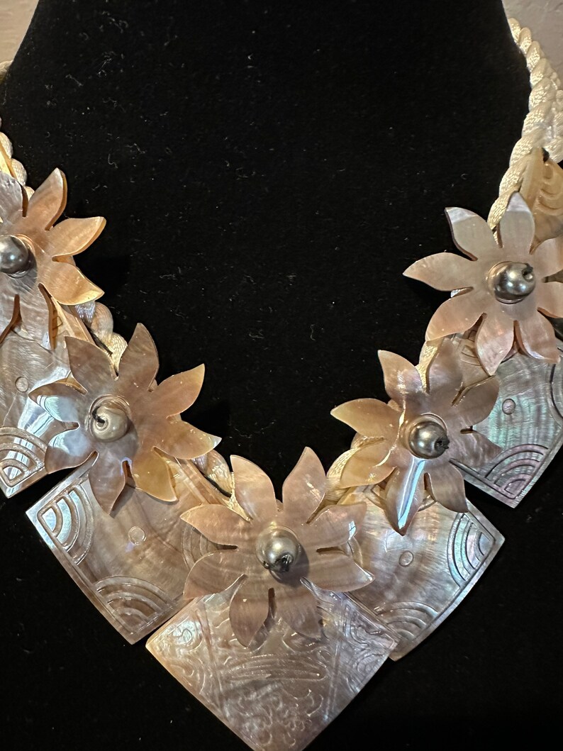 Mother of pearl shell flower necklace image 2