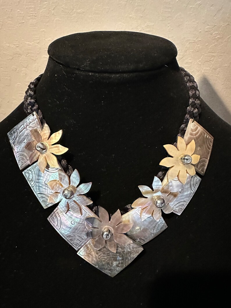 Mother of pearl shell flower necklace image 1