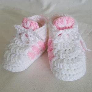 Sneakers crochet baby bootie