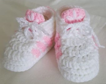 Sneakers crochet baby bootie