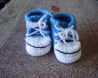 Sneakers crochet baby bootie