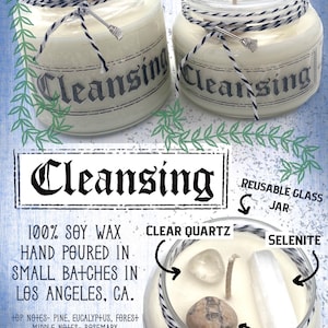 Pode incluir: Uma vela branca de cera de soja em um frasco de vidro reutilizável com um laço de barbante preto e branco. A vela é etiquetada como "Cleansing" e inclui o texto "100% Soy Wax Hand Poured in Small Batches in Los Angeles, CA." A vela é infundida com quartzo claro, selenita e cristais de jaspe kiwi. O texto "Broom Charm" também está incluído.