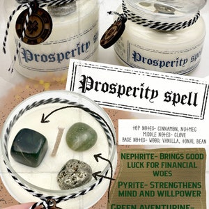 Pode incluir: Uma vela branca num frasco de vidro com um barbante preto e branco amarrado à volta. O frasco tem uma tampa de madeira com um desenho de trevo de quatro folhas. A vela está etiquetada como "Prosperity Spell". A vela é rodeada por cristais verdes e castanhos. O texto no rótulo diz: "Notas de topo- Canela, Noz-moscada, Notas de coração- Cravo, Notas de fundo- Madeira, Baunilha, Fava Tonka, Nefrita- Traz boa sorte para as preocupações financeiras, Pirita- Fortalece a mente e a força de vontade, Aventurina verde- Boa sorte, A prosperidade é governada por Júpiter e o sol. Para obter os melhores resultados, queime às quintas-feiras/domingos."