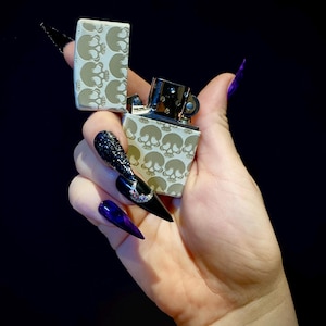 Skullveil – glow in the dark! Repeating Skull Zippo Lighter engraved- great gothic horror gift