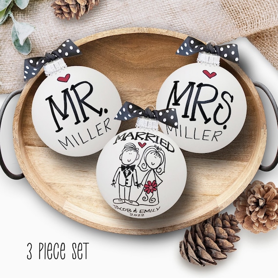 Mr & Mrs Wedding Ornament Set, Personalized Married Keepsake Gift, Newlywed Ornaments, Custom Bridal Shower Couples Gift, Engagement Gift
