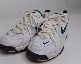 vintage white nike shoes