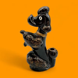 Figura vintage de caniche encabritado marrón y dorado, fabricada en Japón.