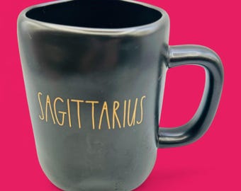 Taza Rae Dunn Sagitario - Negra con letras doradas y la constelación estelar - Taza de repuesto