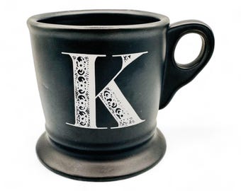 Anthropologie Monogram K-scheermok in zwarte mok met witte tekst