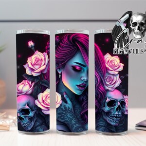 Design digitale di una donna tatuata per Tumbler: teschi e rose luminose