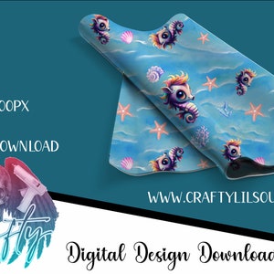 Peut inclure: Motif de papier numérique sans couture représentant des hippocampes de dessin animé avec des accents bleus, violets et jaunes sur un fond bleu clair avec des nuages blancs, des coquillages roses et des étoiles de mer orange. Le texte "www.craftylilsouls.com.au" est en bas de l'image. Téléchargement de conception numérique.