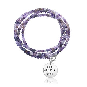 Un día a la vez - Pulsera de envoltura de amatista inspiradora