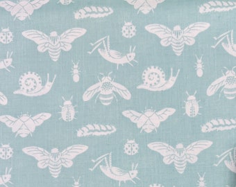 Stoff Baumwolle Insekten mintgrün weiß | Webware 112 cm breit | Bettwäsche Pyjama nähen | Birch fabrics Teagan white acorn trail