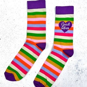 Socken Strümpfe Leo Ringel Streifen dehnbar Gr. 38-43 Unisex Damen Herren Good Vibes Regenbogen 85 % Baumwolle 15 Elasthan Ringel Good Vibes