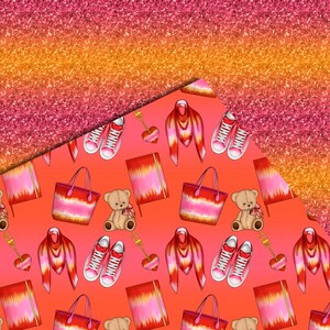 Op de afbeelding: Een koraalroze achtergrond met een herhalend patroon van roze en oranje tassen, teddyberen, sneakers en sjaals. De achtergrond is een verloop van roze en oranje glitter.