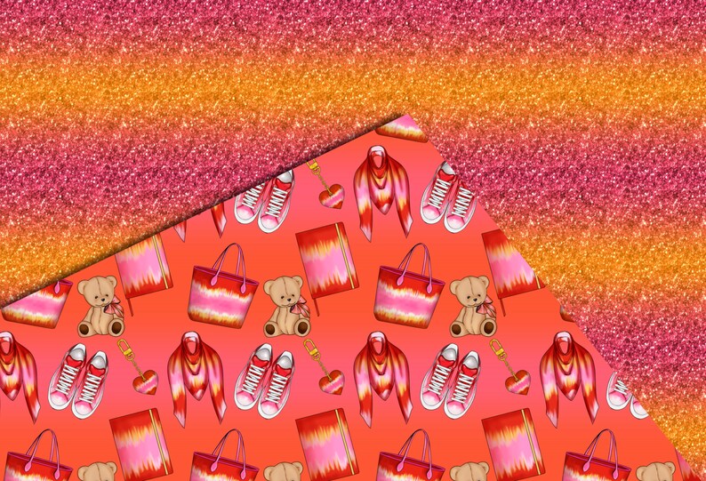 Op de afbeelding: Een koraalroze achtergrond met een herhalend patroon van roze en oranje tassen, teddyberen, sneakers en sjaals. De achtergrond is een verloop van roze en oranje glitter.