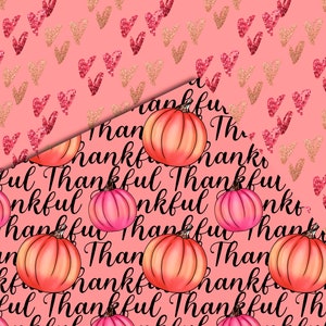 Op de afbeelding: Een roze achtergrond met een patroon van gouden en rode glitterhartjes. De woorden "Thankful" worden herhaald in zwarte tekst over een patroon van roze en oranje pompoenen.