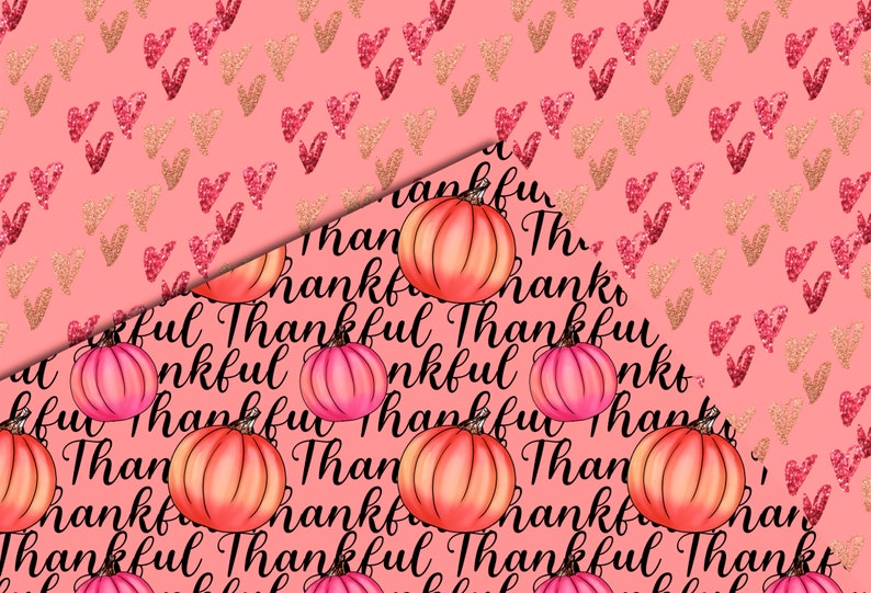 Op de afbeelding: Een roze achtergrond met een patroon van gouden en rode glitterhartjes. De woorden "Thankful" worden herhaald in zwarte tekst over een patroon van roze en oranje pompoenen.
