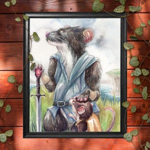 Könnte beinhalten: Ein Aquarellbild eines grau-weißen anthropomorphen Ratten, das eine blaue Robe trägt und ein Schwert hält. Die Ratte steht an einem grasbewachsenen Ufer mit einer kleineren Ratte daneben.