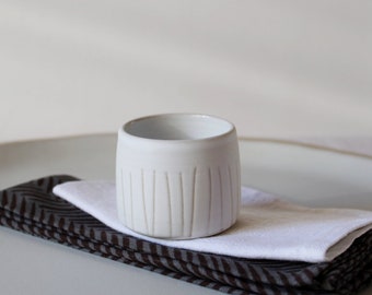 Tasse à expresso en céramique, tasse en grès blanc, petite tasse en céramique, tasse à rayures blanches, cadeau pour amateur de café, céramique contemporaine, petite tasse en poterie