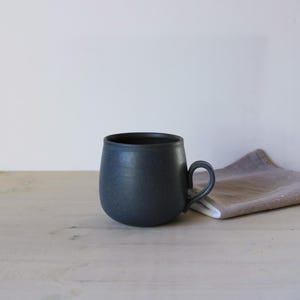 Handgefertigte Keramik Kaffeetasse - Blaue Steinzeug Tasse - Einzigartige Keramik - Rad geworfen Teetasse - Handwerkliches Geschenk für Kaffeeliebhaber - Blaue Tasse