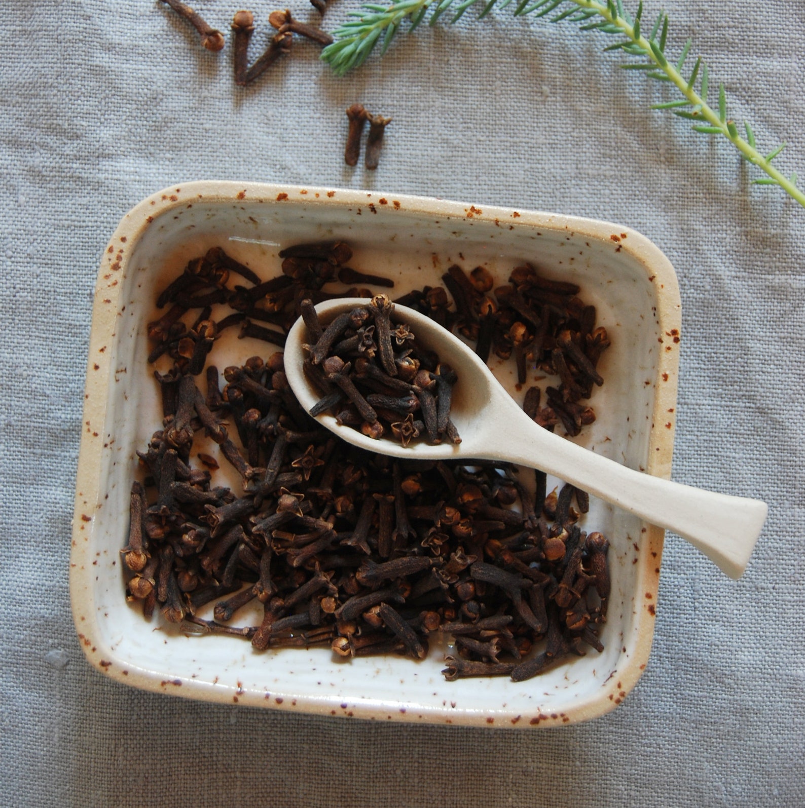 PotsbyNives - Salt pot with spoon, Ceramic salt pot, Spice holder, Speckled clay dish, Rectangle dish with spoon