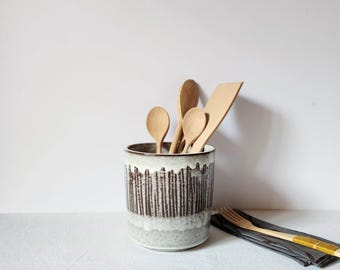 Porte-ustensiles de cuisine en grès – Pot en céramique fait main – Pot sculpté à la main selon la technique du sgraffito – Jardinière en argile noire