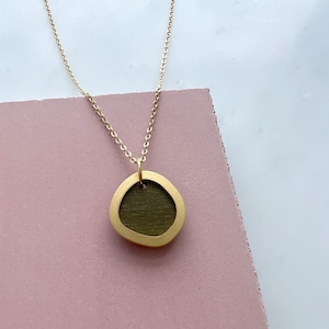Collier cercle géométrique doré et vert olive