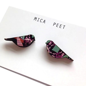 Pendientes de botón con diseño de pájaro: un regalo para los amantes de las aves.