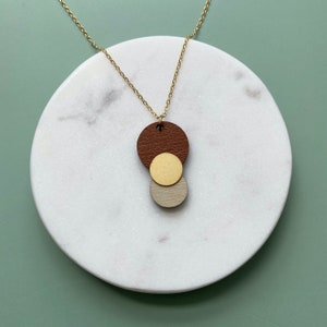 Collier cercle orange brûlé et crème - pendentif géométrique en or - pendentif géométrique minimaliste - cadeau pour elle