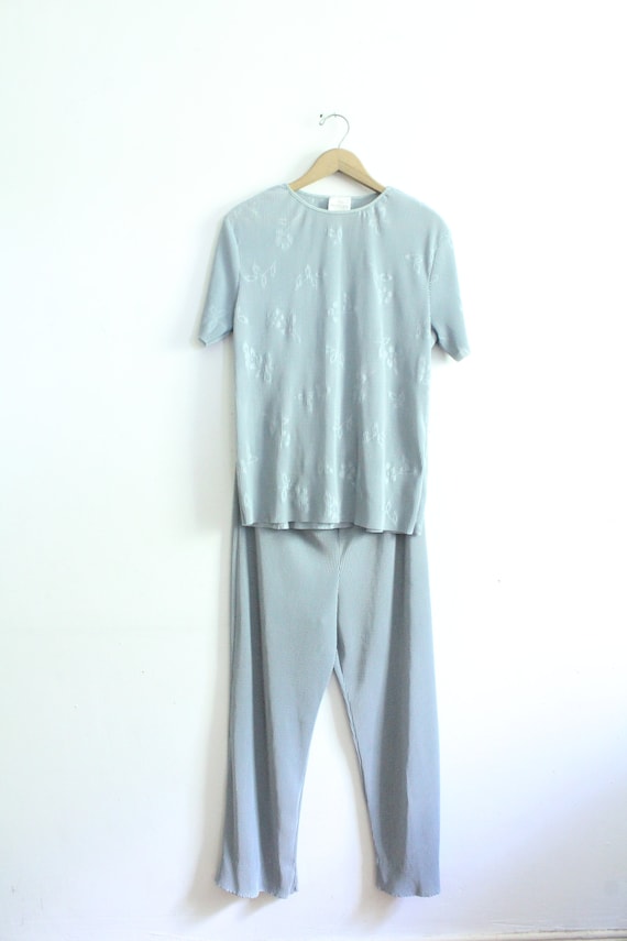 Minimal Silver Pleated 90s Outfit